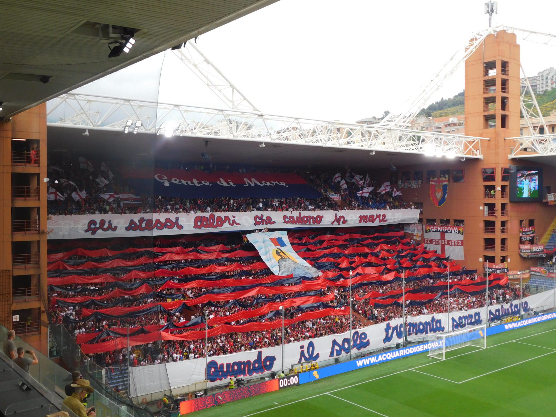 GenoaBologna, la splendida coreografia in Gradinata Nord e nei Distinti