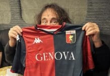 Genoa | Steve Harris, fondatore degli Iron Maiden, posa con la maglia rossoblù