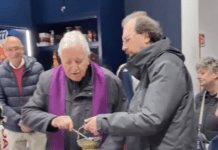 Genoa | Monsignor Granara, rettore della chiesa di San Pietro in Banchi, benedice il nuovo Store – VIDEO