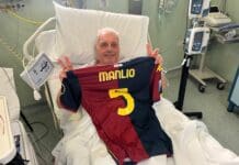 Club dona una maglia rossoblù al tifoso colto da infarto dopo Genoa-Bologna Manlio Cinque tifoso Genoa