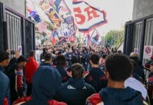 Genoa | Tifosi caricano la squadra prima della partenza per Parma – VIDEO