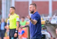 Genoa-Frosinone | De Rossi dalla sala stampa: “Il momento non fa piacere a nessuno, rimaniamo uniti”